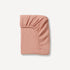 Ce drap housse bébé rose, doux et parfaitement ajusté, crée un cocon de confort pour accompagner les nuits paisibles de votre tout-petit, fidèle à l’univers apaisant de Bellemoon.